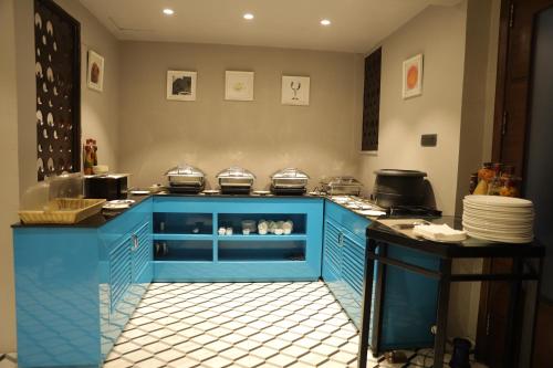 新德里Hotel Bluestone - Nehru Place的厨房里设有蓝色岛屿