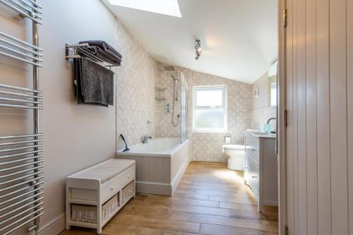 西朗顿St Josephs Cottage的带浴缸、卫生间和盥洗盆的浴室