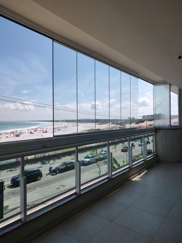 阿拉亚尔-杜卡布Recanto do Pôr do Sol的空房,从大楼内可欣赏到海滩景色