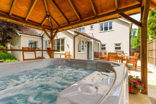 科斯特赛Woodside House的一个带热水浴缸的庭院
