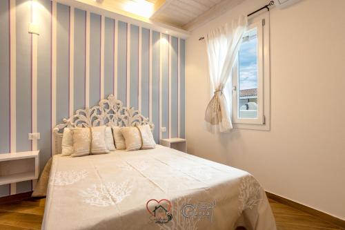 瓦雷多利亚Cuore di Sardegna的一间卧室配有一张床,并备有2个拖鞋