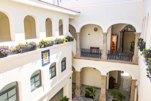 瓜达拉哈拉Palpatio Hotel的公寓大楼设有阳台和盆栽植物