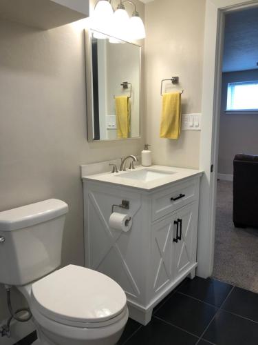 盐湖城Cozy Getaway near SLC Airport & Downtown - 1st floor Apartment的浴室配有白色卫生间和盥洗盆。
