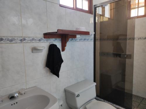 莱蒂西亚LETICIAS GUEST HOUSE的浴室配有卫生间、盥洗盆和淋浴。