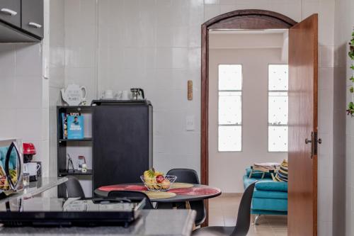 阿拉沙Wabisabi Residence的客厅配有桌子和蓝色沙发