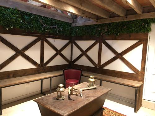 La ChapelotteTente bivouac Élevage Girbal的天井上配有一张带红色椅子的木桌