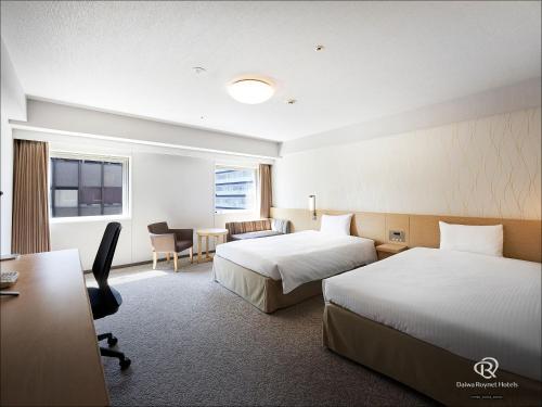 横滨横滨关内大和鲁内酒店的酒店客房配有两张床和一张书桌