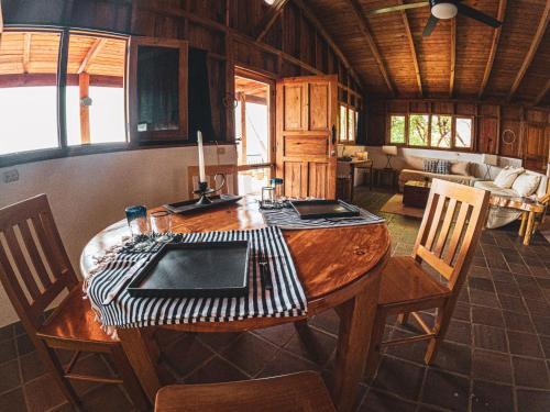 圣克鲁斯拉拉古纳Casa Laguna: Best View In The World的客厅配有一张木桌和椅子
