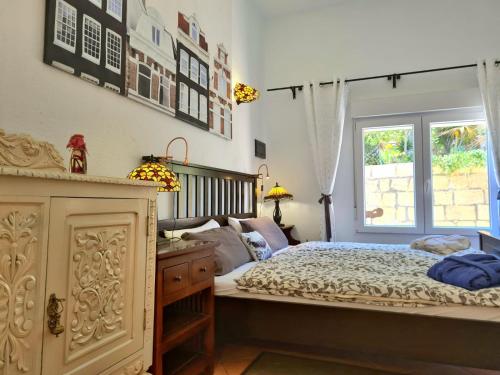 Arico ViejoSagittarius Home的一间卧室设有一张大床和一个窗户。