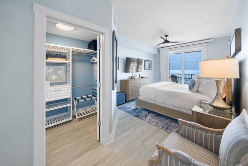 巴拿马城海滩Calypso 3 Luxury Beach Vacation Sleeps 8的一间卧室设有蓝色的墙壁、一张床和一张书桌