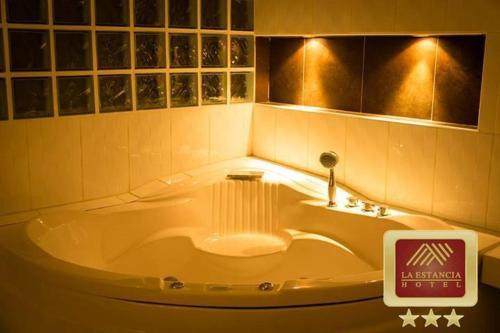 La Estancia Hotel的一间浴室