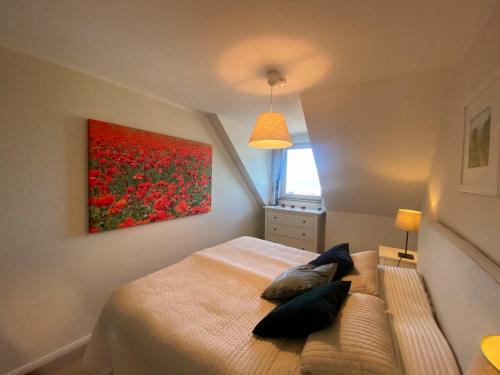 巴特Residenz Darssblick的一间卧室配有一张壁画床