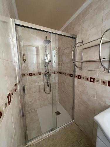 法鲁Quinta dos Viegas的浴室里设有玻璃门淋浴