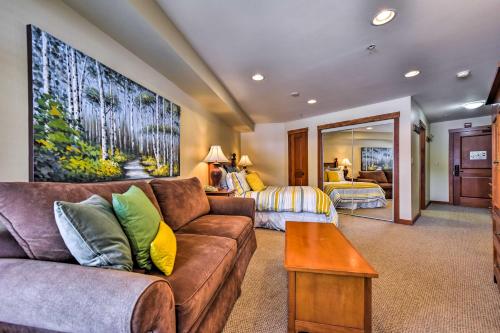 索利图德Ski-In and Ski-Out Solitude Resort Condo with Mtn Views!的带沙发的客厅和卧室