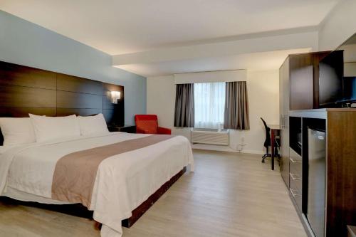 林肯Quality Inn & Suites的酒店客房,配有床和电视
