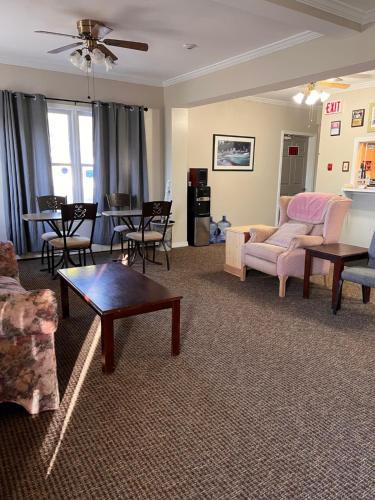 奥斯威戈Oswego Inn的客厅配有家具和桌子。