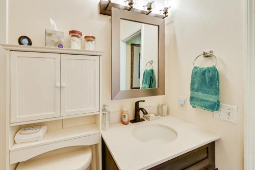 列克星敦Cozy Lexington Townhome about 3 Mi to UK Campus!的白色的浴室设有水槽和镜子