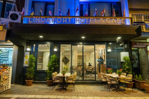 伊斯坦布尔Linda Port Hotel的餐厅前面设有桌椅