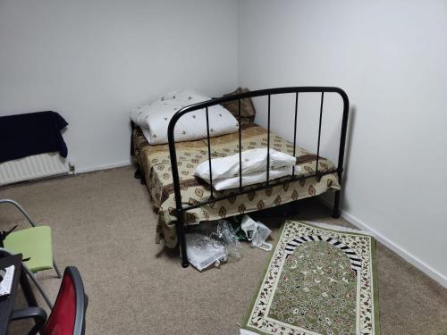 阿伯丁Room for rent的一张小床,位于带镜子的房间里