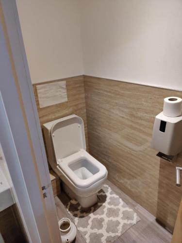 阿伯丁Room for rent的浴室设有卫生间和一卷卫生纸