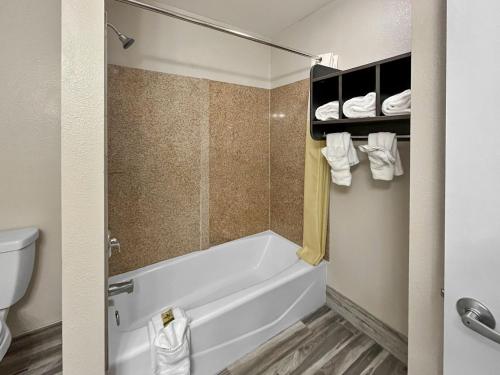 克洛维斯Rodeo Lodge的带浴缸和卫生间的浴室。