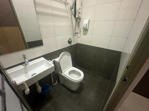 古晋One Point Hotel @ Airport (Kuching)的一间带卫生间和水槽的浴室