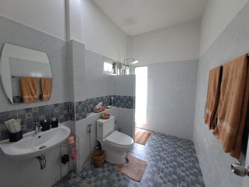 Ban ChamrungPool Villa, Resort, Mae Ramphueng Beach, Ban Phe, Rayong, Residence M Thailand的浴室配有白色卫生间和盥洗盆。