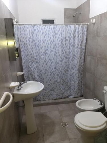 菲安巴拉Cabaña La Angostura的浴室配有水槽、卫生间和浴帘