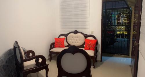 孔斯坦萨Casa acogedora y familiar的一间设有两把椅子、镜子和椅子的房间