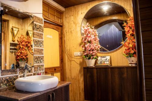 列城Laksdup Guest House的一间带水槽和镜子的浴室