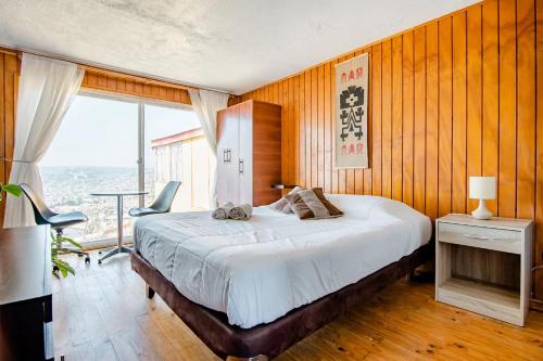 瓦尔帕莱索Casa Altavista的一间卧室配有一张大床和一张桌椅