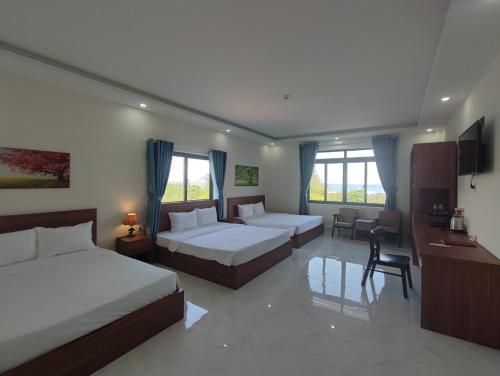 昆岛Hoàng Anh Côn Đảo Hotel的酒店客房配有两张床和一张书桌
