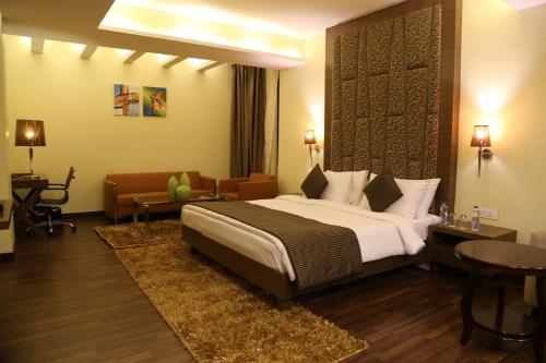 The Fern Residency Mundra客房内的一张或多张床位