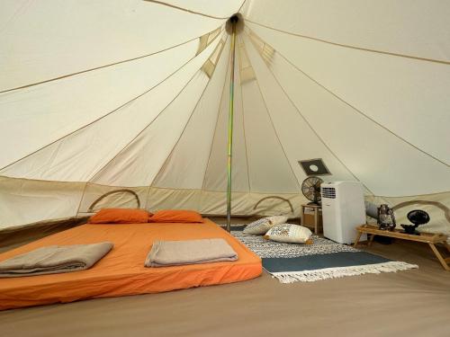 马六甲Beach N Breeze Glamping的帐篷内一间卧室,配有一张床