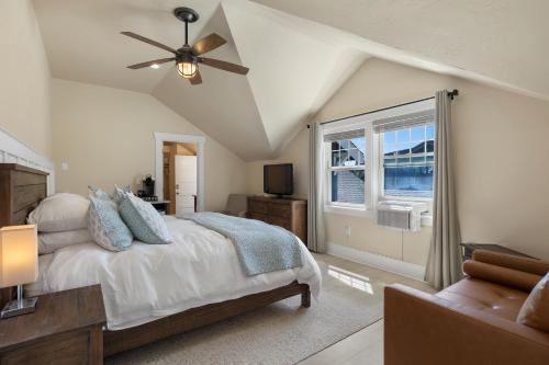 吉格港Waterfront Inn的一间卧室配有一张床和吊扇