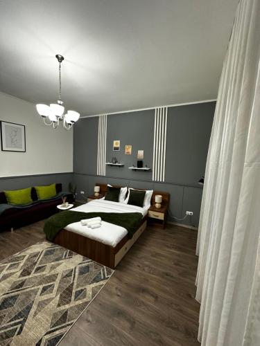 锡比乌Borkum的一间卧室配有一张大床和一个吊灯。