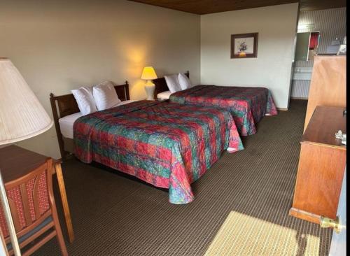 阿尔马Love Hotels Western Holiday at Harlan Lake NE的酒店客房,设有两张床和一盏灯