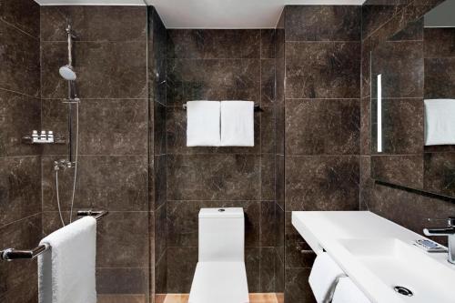 纽约AC Hotel by Marriott New York Downtown的一间带卫生间和水槽的浴室