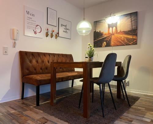 萨尔布吕肯Living at Saarpartments -Adults Only- 2 Bedrooms, Netflix - Business & Holiday Apartments for Long- and Short term Stay, 3 min to Train Station and Europa Galerie的一间带桌子和两把椅子的用餐室