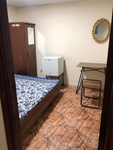 迪拜Second Home的一间卧室配有一张床、一张桌子和一面镜子
