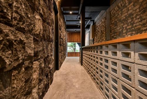 马六甲Domo Japanese Style Bedroom的带有石墙的建筑走廊