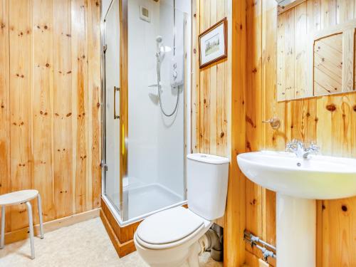 Inverey斯塔弗斯度假屋的浴室配有卫生间、盥洗盆和淋浴。