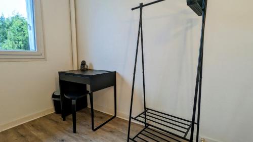 阿朗松Chambre Chez l'habitant - Chez Fab的一张黑桌子和一把椅子