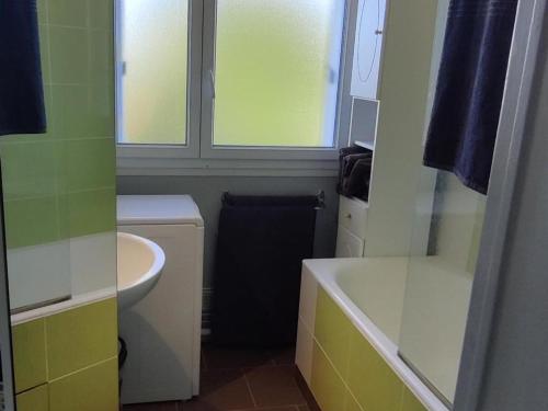 阿朗松Chambre Chez l'habitant - Chez Fab的一间带水槽、浴缸和卫生间的浴室