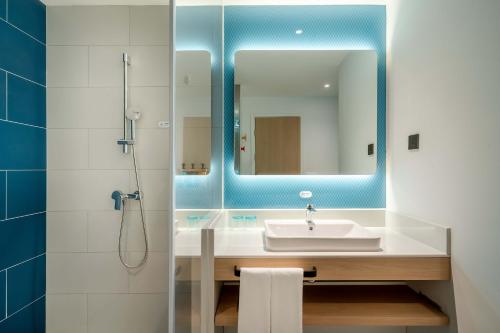 济南济南临空智选假日酒店的一间带水槽和镜子的浴室