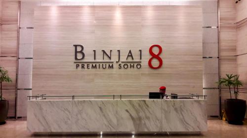 吉隆坡Binjai 8 KLCC by PSM Luxury Suites的商场里双模算法商店的标志