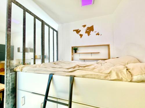 鲁昂Le Mini Loft - Au Coeur de Rouen - Déco Atelier的一间白色卧室,卧室内配有一张床