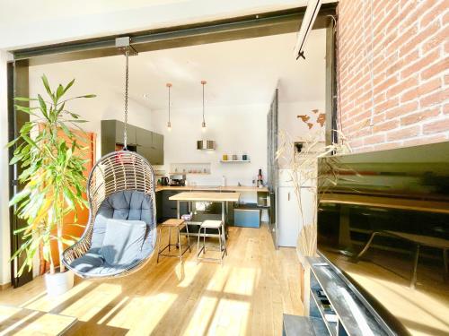 鲁昂Le Mini Loft - Au Coeur de Rouen - Déco Atelier的客厅配有秋千和钢琴