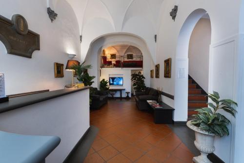 佛罗伦萨尤尼科莫酒店的走廊上设有带沙发的客厅