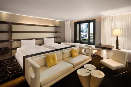 首尔首尔广场傲途格精选酒店的酒店客房,配有床和沙发